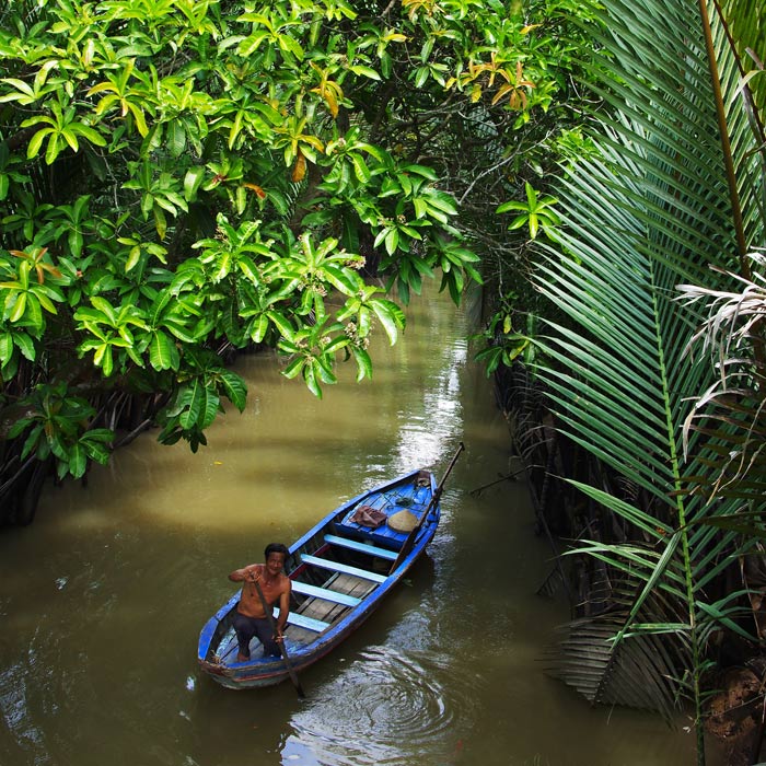 pecheur dans le delta du Mékong